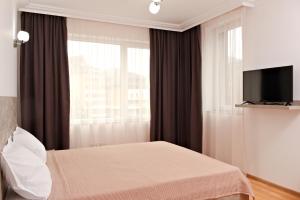 Habitación de hotel con cama y ventana en Апартамент за гости Дарива, en Smolyan
