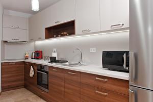 Апартамент за гости Дарива في سموليان: مطبخ مع حوض وميكروويف