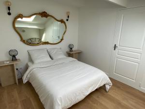 1 dormitorio con cama blanca y espejo en Sleep in Sanary, en Sanary-sur-Mer