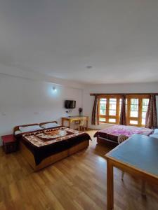 Postel nebo postele na pokoji v ubytování Jig Gyas Guest House