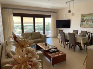 ein Wohnzimmer mit einem Sofa und einem Tisch in der Unterkunft Luxury Rhodian Panorama in Ixia