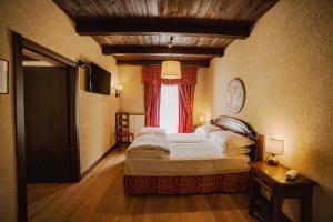 Tempat tidur dalam kamar di Hotel Jumeaux