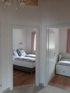 A bed or beds in a room at Ferienhaus Kaiserblick - FEWO2