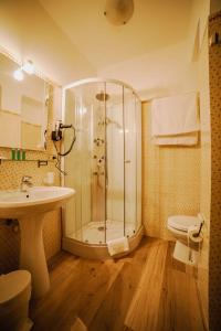 Hotel Jumeaux tesisinde bir banyo