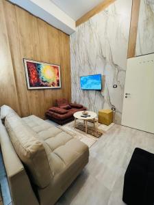 TV at/o entertainment center sa Colombia Apartments&Rooms