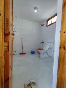 Koupelna v ubytování Jig Gyas Guest House