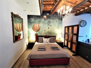 1 dormitorio con 1 cama grande en una habitación en Le mongolfiere en Lucca