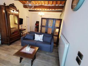 un soggiorno con divano blu e tavolo di Le mongolfiere a Lucca
