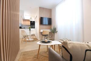 een woonkamer met een bank en een tafel bij Consul Apartment - Zadar city center in Zadar