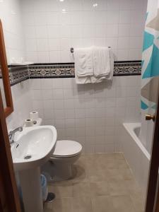 HOSTAL MONCADA في غاوثين: حمام به مرحاض أبيض ومغسلة