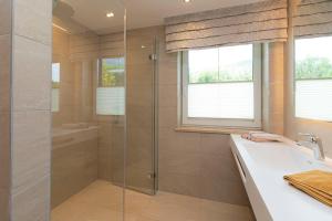 ein Badezimmer mit Dusche, Badewanne und Waschbecken in der Unterkunft Haus Bader in Steinbach am Attersee