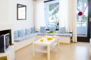A television and/or entertainment centre at Apartamento Ferrera Park 617