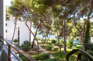 A garden outside Apartamento Ferrera Park 617