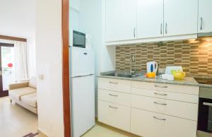 A kitchen or kitchenette at Apartamento Ferrera Park 617