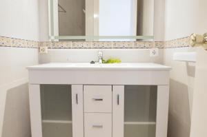 A bathroom at Apartamento Ferrera Park 617
