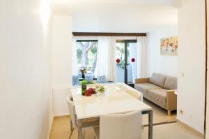 A seating area at Apartamento Ferrera Park 617