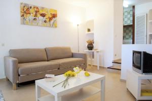 A television and/or entertainment centre at Apartamento Ferrera Park 617