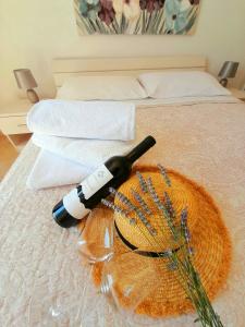 uma garrafa de vinho sentada em cima de uma cama em Rooms Villa Gala em Mlini