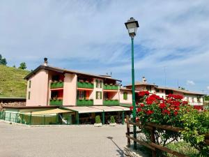 un edificio con una luz de la calle delante de él en Hotel Edelweiss, en San Zeno di Montagna