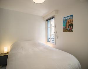 Säng eller sängar i ett rum på Logis de la Monnaie - Centre Historique - Parking offert