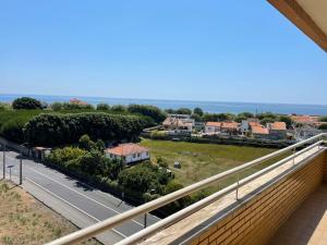 einen Balkon mit Blick auf eine Straße in der Unterkunft PORTO AGUDA BEACH ***** in Arcozelo