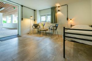 - une chambre avec un lit, une table et des chaises dans l'établissement Folkshegeskoalle Schylgeralân, à Hoorn