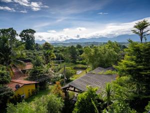 - une vue sur un village avec des montagnes en arrière-plan dans l'établissement Nokkamin Home, à Chiang Dao
