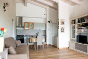 een woonkamer en een keuken met een bank en een tafel bij Villa Parruccia in Tolentino