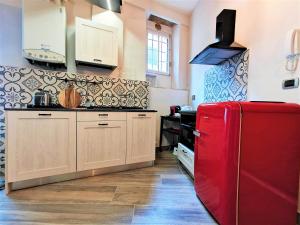 una cucina con frigorifero rosso in camera di Le mongolfiere a Lucca
