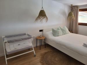 Habitación pequeña con cama y ventana en Casa lo Canyero, en Els Muntells