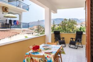 トラッペートにあるCasa Viola 1 piano 100 mt dal mareの景色を望むバルコニー(テーブル、椅子付)