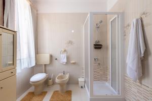 Bilik mandi di Casa Viola 1 piano 100 mt dal mare +22 gambar