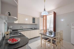 Dapur atau dapur kecil di Casa Viola 1 piano 100 mt dal mare