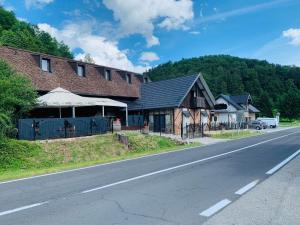 un edificio al costado de una carretera en Motel Heaven, en Zgornje Dobrenje