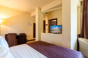 Postel nebo postele na pokoji v ubytování Hotel Petit Palais