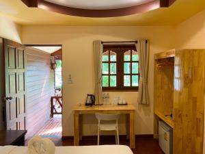 Un comedor con una mesa y una ventana. en Morning Star Resort, en Baan Tai