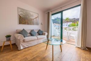 A seating area at Apartamentos Los Rosales