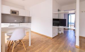 A kitchen or kitchenette at Apartamentos Los Rosales