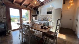 a kitchen and dining room with a table and chairs at Arcadia in Secadura