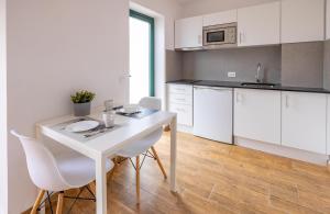 A kitchen or kitchenette at Apartamentos Los Rosales