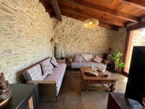 ein Wohnzimmer mit einem Sofa und einem Tisch in der Unterkunft Arcadia in Secadura