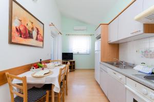 Kuchyň nebo kuchyňský kout v ubytování Apartments Damir