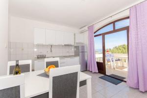 Kuchyň nebo kuchyňský kout v ubytování Apartments Drazen