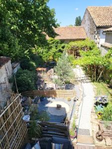 Chef-BoutonneにあるChambre d'Hote Woodyの庭の水のプール付き庭園