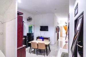 a kitchen and dining room with a table and chairs at KoolKost Syariah @ Dukuh Kupang (Minimum Stay 30 Nights) in Putat-wetan