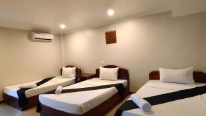 Cette chambre comprend 3 lits. dans l'établissement White Monkey, à Siem Reap