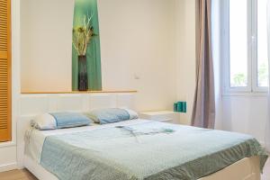 um quarto com uma cama com um vaso na parede em Nice: hyper centre !Super appartement cosy em Nice
