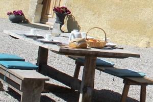 - une table de pique-nique avec un panier de nourriture dans l'établissement Domaine de la Couderquié, à Lautrec