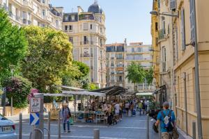 uma rua na cidade com pessoas andando pela rua em Nice: hyper centre !Super appartement cosy em Nice