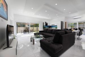 a living room with a couch and a tv at Villa Veroniq in Županje